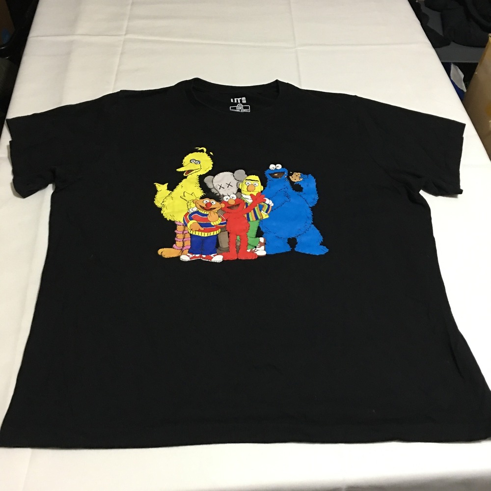 Uniqlo KAWS Sesame Street T-Shirt Mens 2XL Black Crew Neck